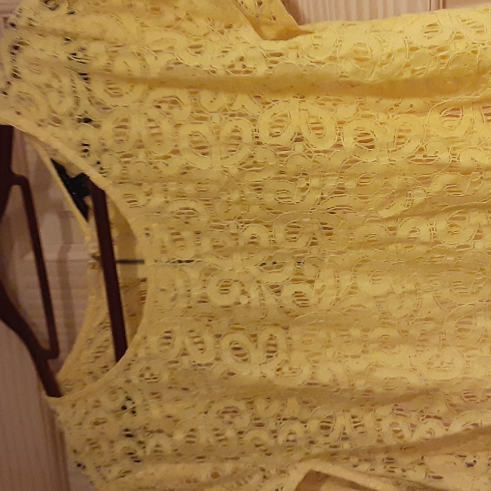 Lace dress in yellow